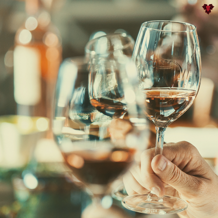 Vrouw drinkt alcoholvrije wijn tijdens zwangerschap