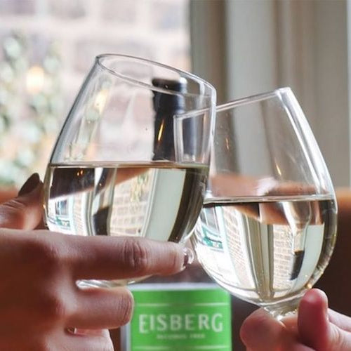 Supermarktgang met alcoholvrije wijn en spirits.